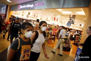 Imagen de archivo de personas con mascarillas andando por el Aeropuerto Internacional Jorge Chávez de Lima, Perú. 6 marzo 2020. REUTERS/Sebastián Castañeda