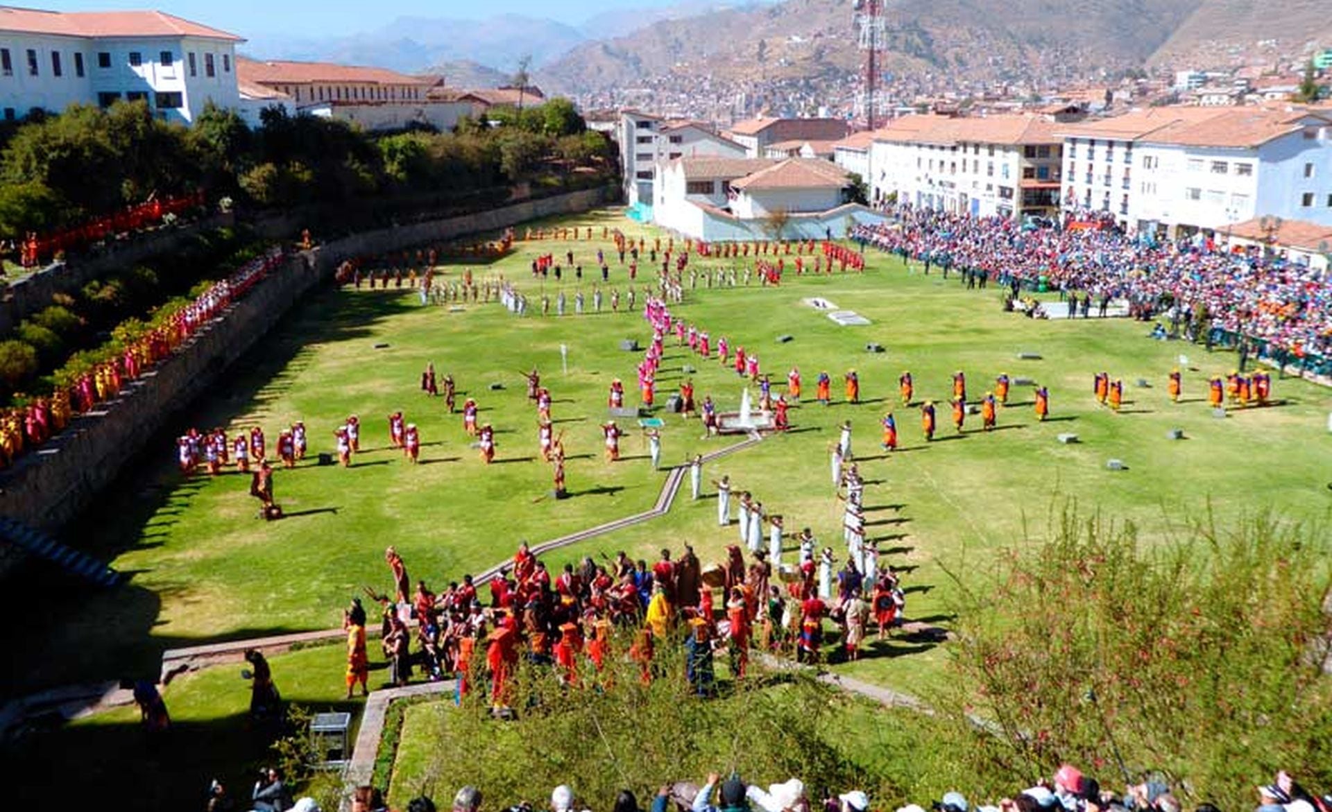 La historia del Inti Raymi refleja los cambios vividos por los Andes. De ceremonia oficial del Imperio inca pasó al silencio colonial antes de recuperar su lugar en la vida cultural cusqueña. (Andina)