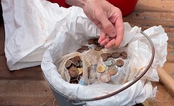El trabajo para retirar 10.000 monedas que turistas dejaron entre las columnas de la Calzada del Gigante