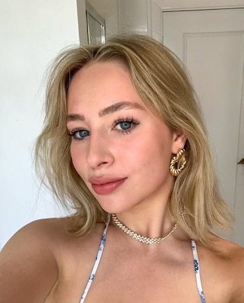 Emilie se llama la mujer