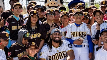 Bandera dominicana en lo alto: Inauguran un campo de béisbol con el nombre de Fernando Tatis Jr. en Tijuana
