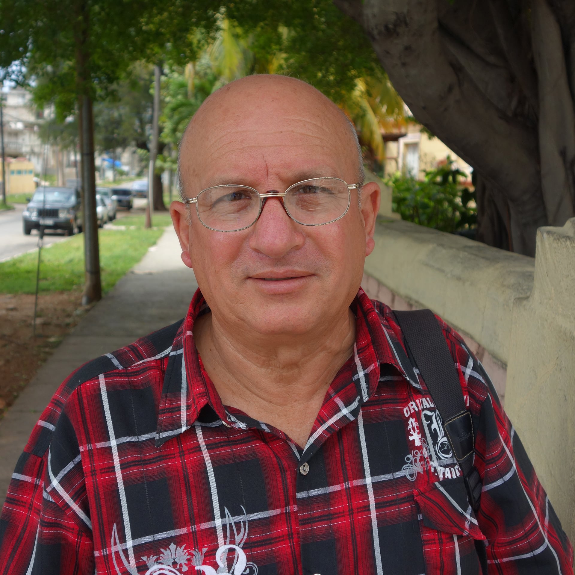 El activista cubano y preso político Félix Navarro Rodríguez posa para la cámara en un entorno urbano de Cuba. (Hvd69 vía Wikimedia Commons (CC BY-SA 3.0))