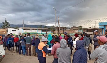 Funcionarios gubernamentales entregaron kits de