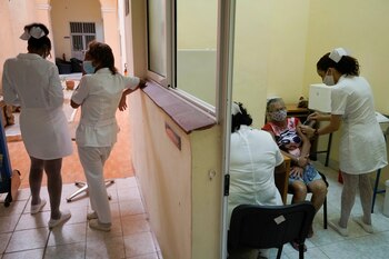 Una mujer recibe su primera