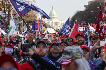 Miles de seguidores de Donald Trump en Washington rechazaron los resultados electorales. REUTERS/Jonathan Ernst