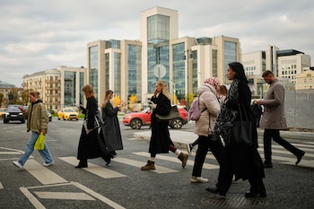 Uma rua transversal com a sede da empresa petrolífera russa Lukoil ao fundo em Moscou, Rússia, quinta-feira, 23 de outubro de 2025 (AP Photo/Pavel Bednyakov)