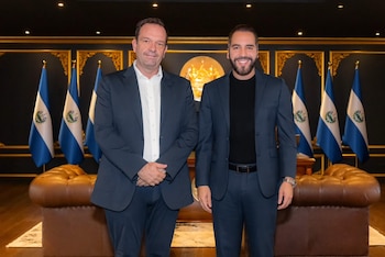 Nayib Bukele recibió a representantes de 50 Doctors para presentar una inversión hospitalaria en El Salvador. (Cortesía: Secretaría de Prensa de la Presidencia)