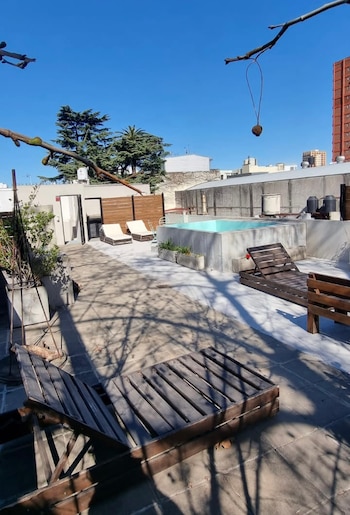 Una amplia terraza ofrece vistas