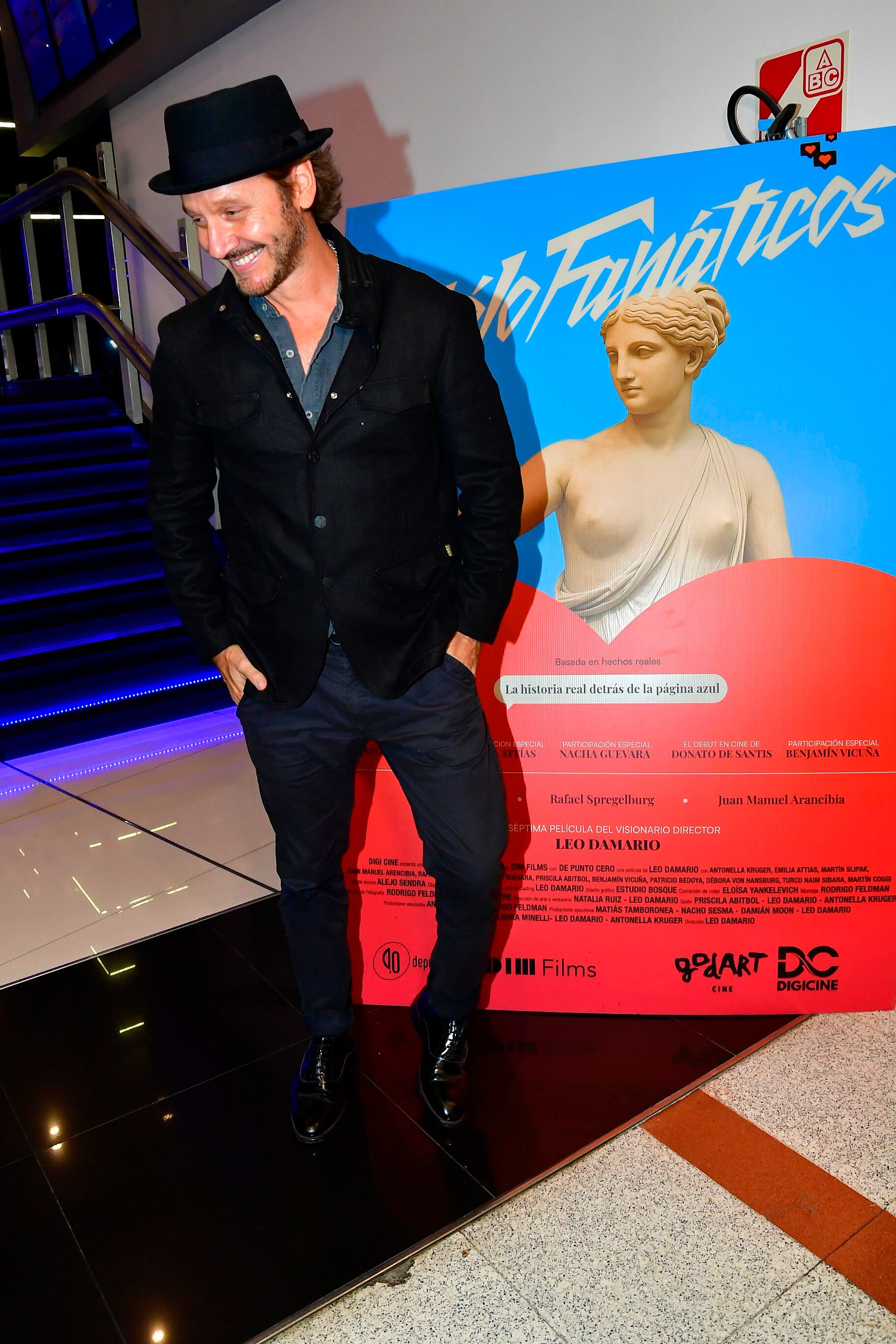 El actor Benjamín Vicuña sonríe mientras asiste a la avant premiere de la película