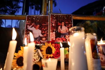 Fotografías de las víctimas se exhiben en una vigilia a la luz de las velas por las víctimas del derrumbe del techo del club nocturno Jet Set, en Santo Domingo, República Dominicana, el 11 de abril de 2025. (REUTERS/Ricardo Arduengo)