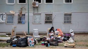 Dos baños en un refugio con cientos de sobrevivientes del terremoto en Venezuela