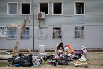 Personas fueron captadas este 28 de junio al esperar frente a un edificio afectado por los terremoto del pasado miércoles, en Catia La Mar (La Guaira, Venezuela) (EFE/Ronald Peña)