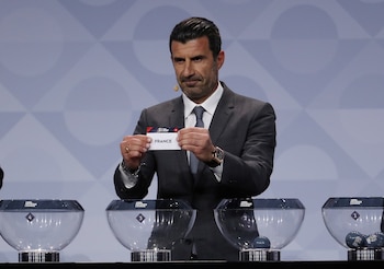 Luis Figo estuvo presente en el sorteo de la UEFA Nations League (Reuters)