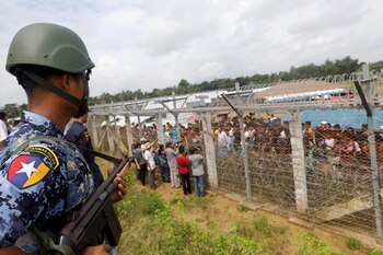 Foto de archivo que muestra a un policía fronterizo birmano de guardia frente a una valla junto a un campamento de un grupo de refugiados rohinyá en "tierra de nadie" entre la frontera de Bangladesh y Myanmar el 24 de agosto de 2018 (EFE/ Nyein Chan Naing)
