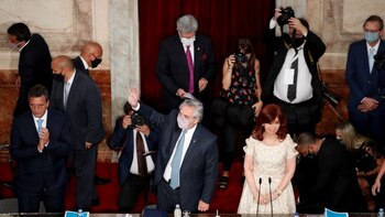 Alberto Fernández negocia con los