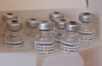 Viales de vacunas Pfizer aplicadas