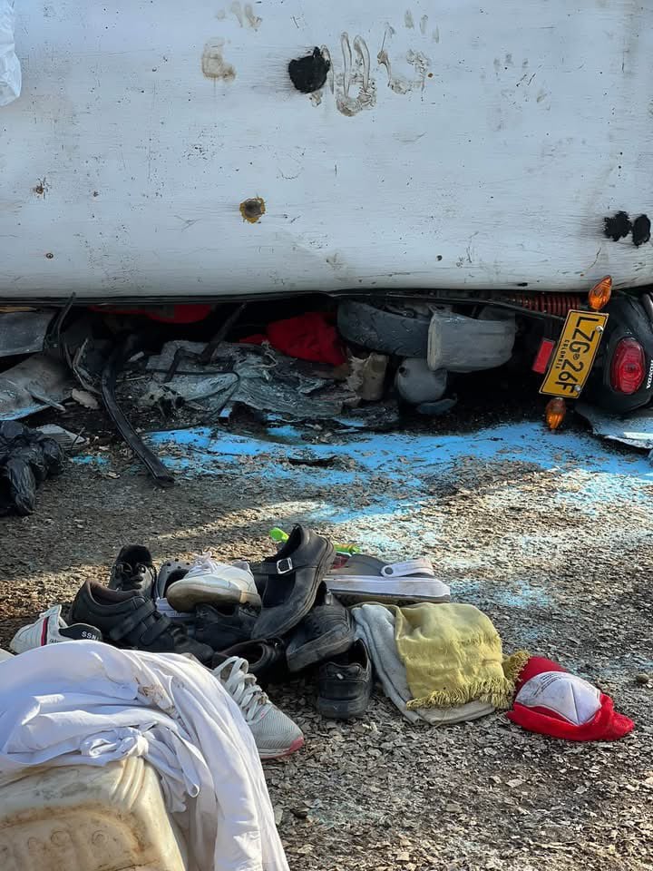 El transporte escolar habría sufrido una falla en los frenos y su chofer eligió impactar contra un camión para detener el vehículo antes de una pendiente - crédito @Korraleja/X