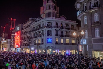 La gente celebra la llegada del Año Nuevo en Wuhan, China, el 31 de diciembre de 2020. EFE/EPA/ROMAN PILIPEY