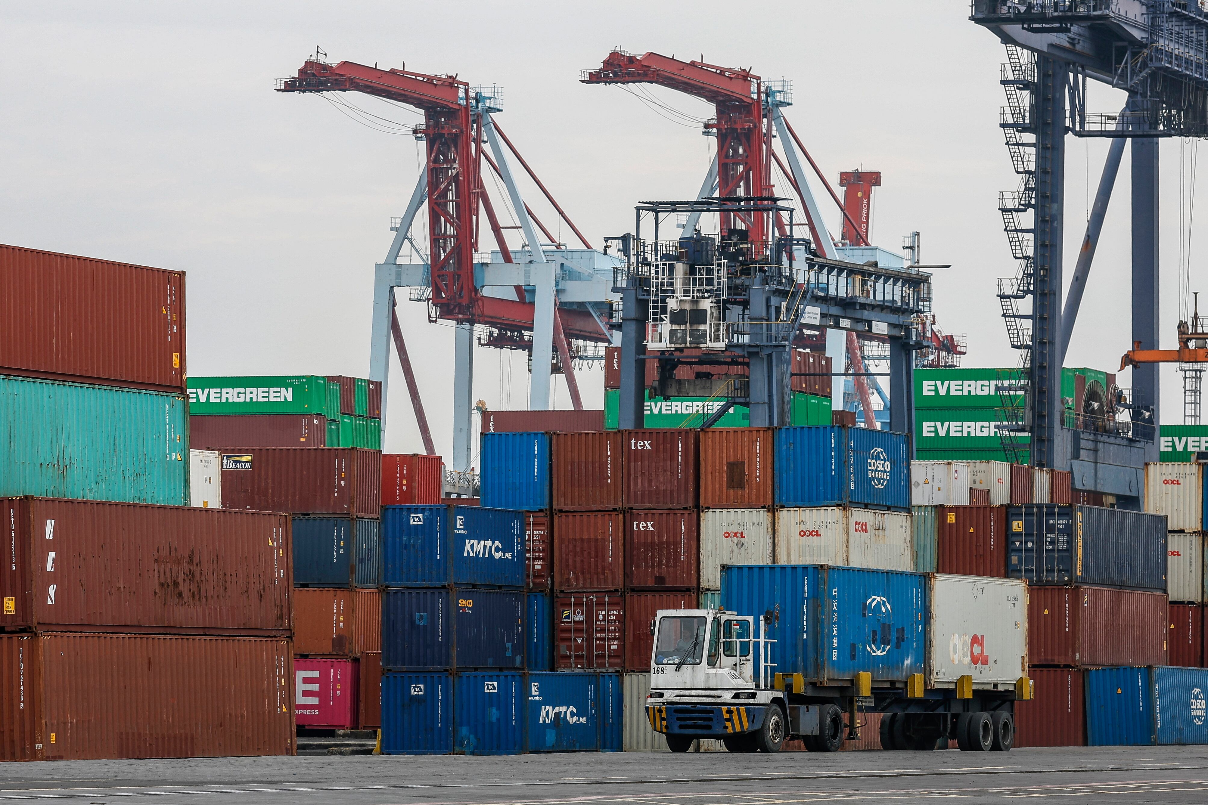 La gestión de autorizaciones para el comercio internacional será exclusivamente online a través de la VUCEA, eliminando trámites presenciales y centralizando el control estatal (EFE)