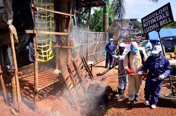 Funcionarios sanitarios desinfectan un mercado