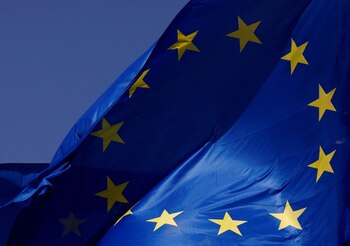 FOTO DE ARCHIVO: Banderas de la Unión Europea ondean frente a la sede de la Comisión de la UE en Bruselas, Bélgica, 17 de junio de 2022. REUTERS/Yves Herman