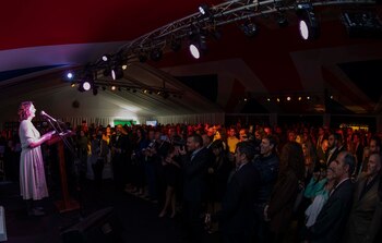 La embajadora británica, Kirsty Hayes,