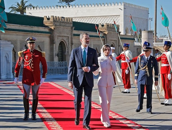 Felipe VI y Letizia, a su llegada al mausoleo de Mohamed V en Rabat durante la visita oficial a Marruecos, el 14 de febrero de 2019. (STRINGER / AFP)