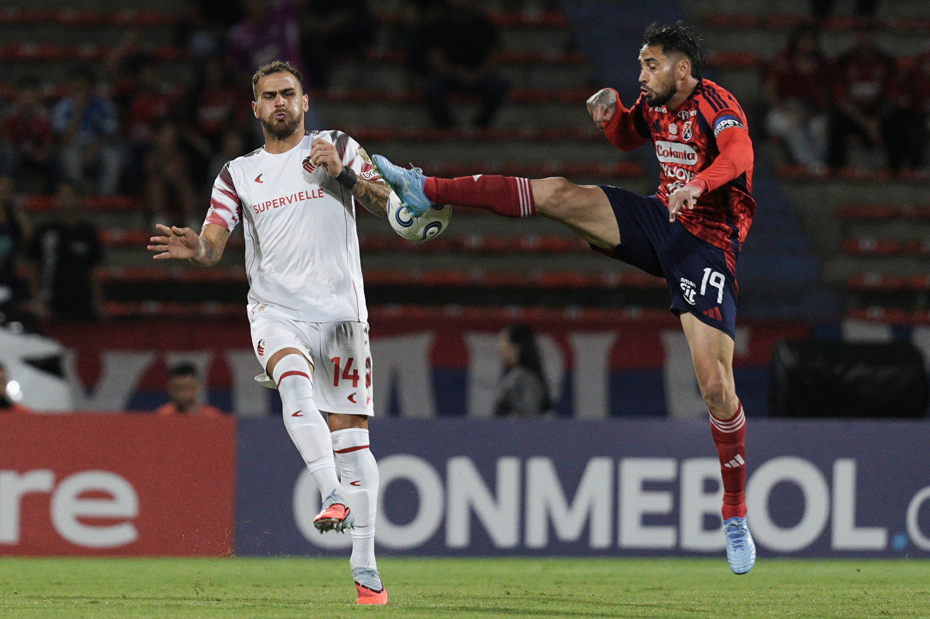 Estudiantes y DIM, cara a cara(AP Photo/Ivan Valencia)
