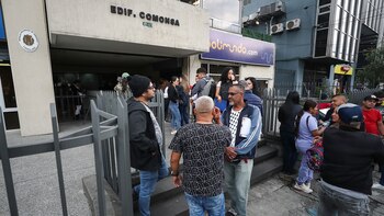 Ciudadanos venezolanos esperan información a