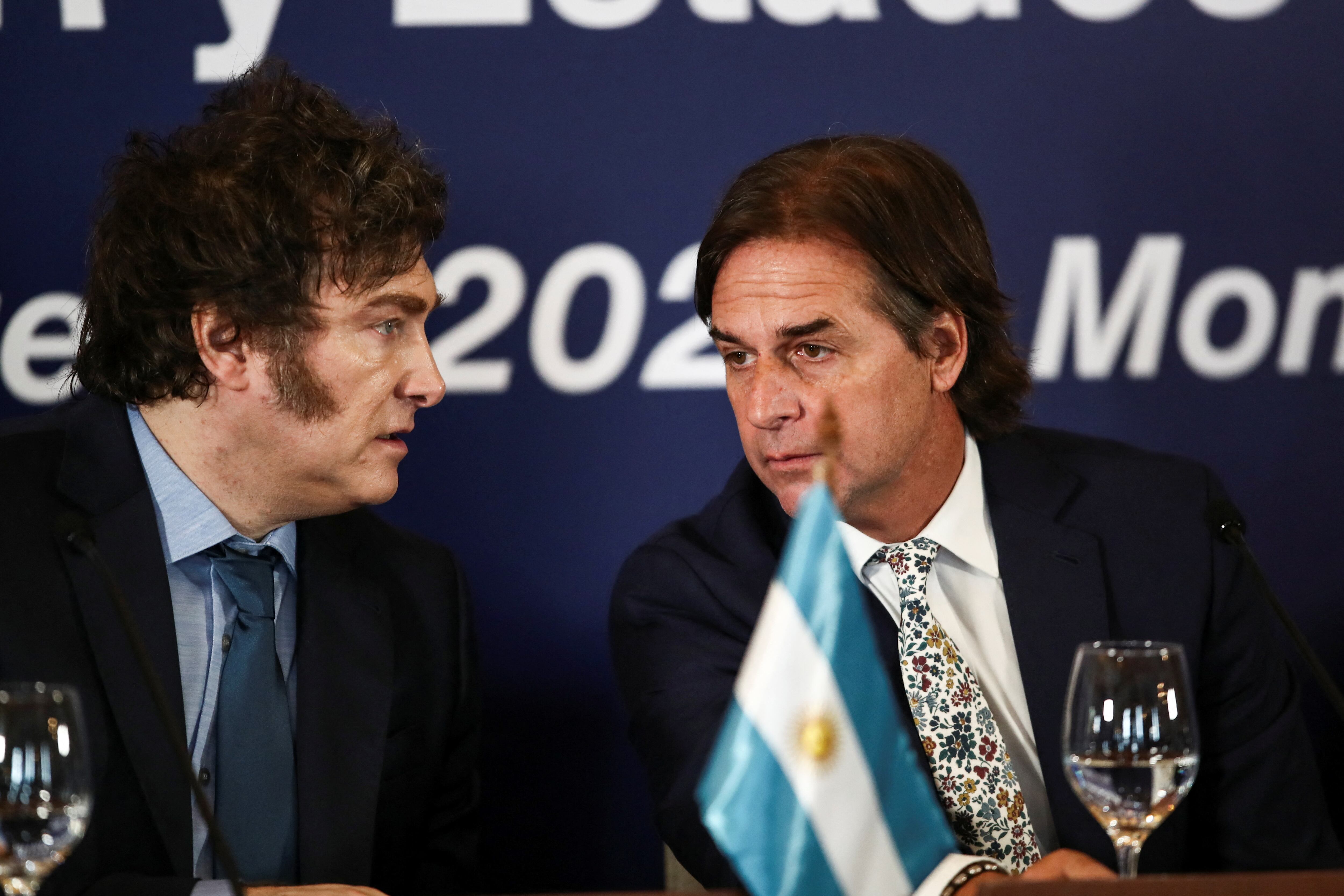 Milei junto a Lacalle Pou (REUTERS/Mariana Greif)