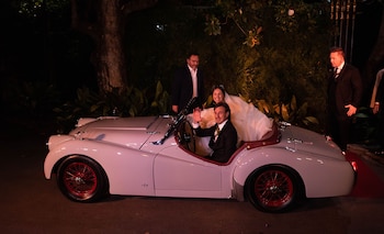 En un auto de colección, los recién casados se presentaron frente a los periodistas y fotógrafos que estaban cubriendo el último casamiento del año en el mundo del espectáculo