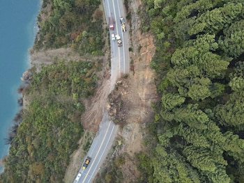 La ladera donde ocurrió el derrumbe en Siete Lagos presenta grietas que podrían generar nuevos desprendimientos, con riesgo mayor por lluvias y nevadas