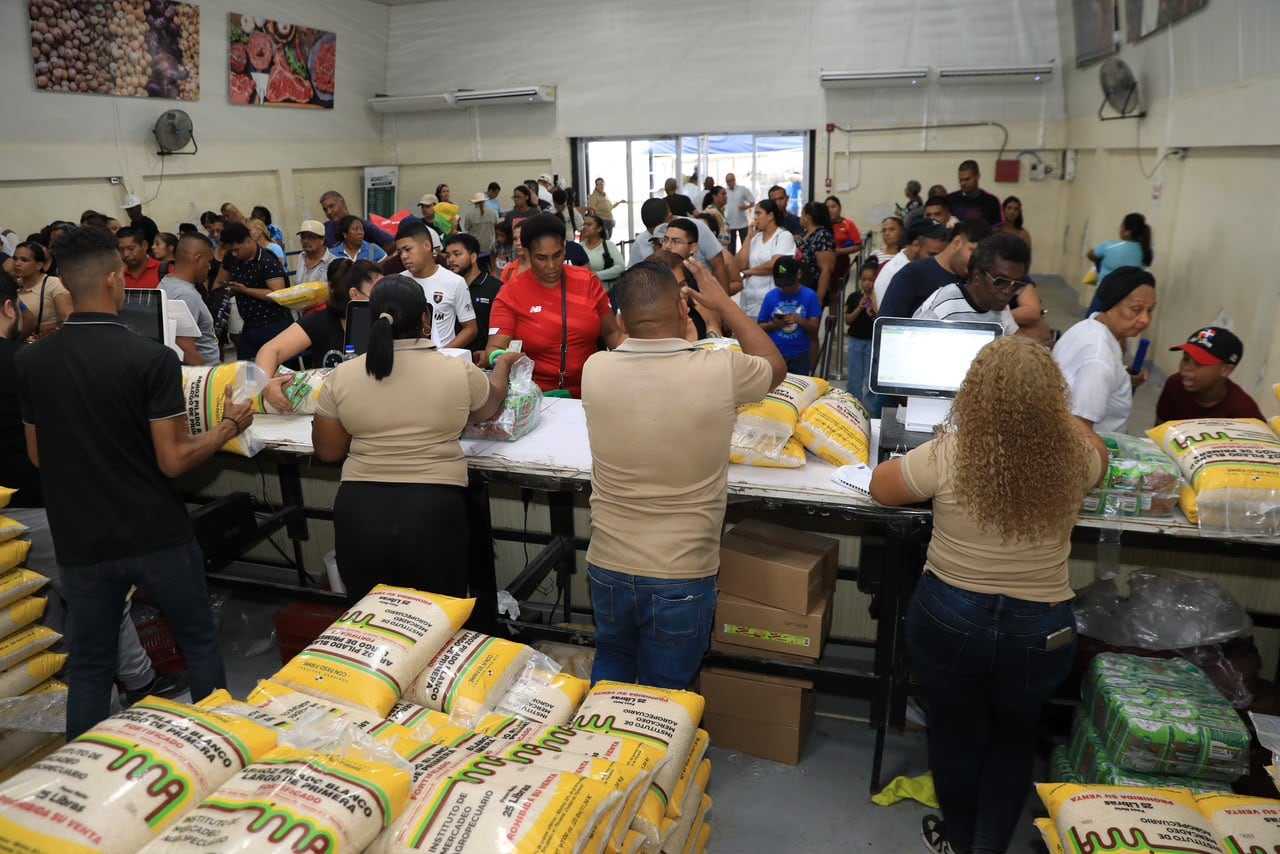 El Instituto de Mercadeo Agropecuario distribuyó 60.685 bolsas de alimentos en 772 comunidades, principalmente en las provincias más golpeadas por el movimiento sísmico. Tomada de Presidencia
