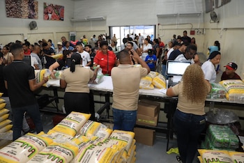 El Instituto de Mercadeo Agropecuario distribuyó 60.685 bolsas de alimentos en 772 comunidades, principalmente en las provincias más golpeadas por el movimiento sísmico. Tomada de Presidencia