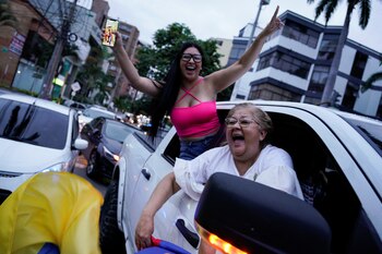 Los partidarios del candidato presidencial de izquierda colombiano Gustavo Petro de la coalición Pacto Histórico celebran su victoria en la segunda vuelta de las elecciones presidenciales en Bucaramanga, Colombia, el 19 de junio de 2022. REUTERS/Santiago Arcos