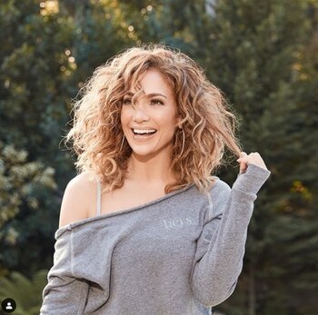 La artista apareció sin una