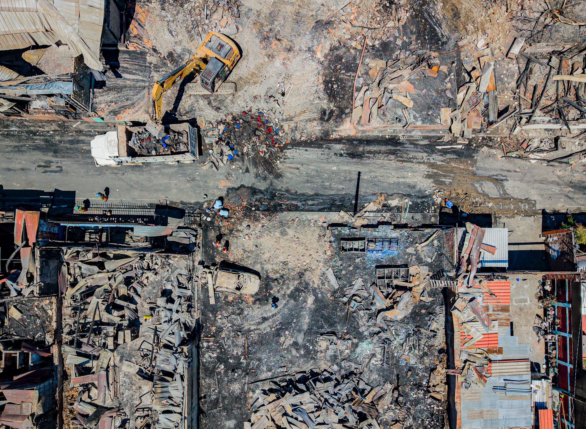 Vista aérea de la zona afectada en el centro de San Salvador, donde maquinaria pesada y cuadrillas de limpieza trabajan en la remoción de escombros (Foto cortesía Secretaría de Prensa).