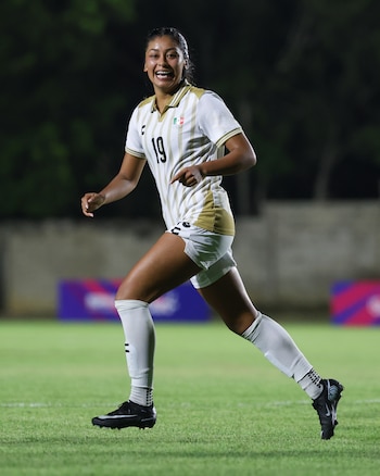 La jugadora nacional fue la figura en la semifinal del futbol femenil