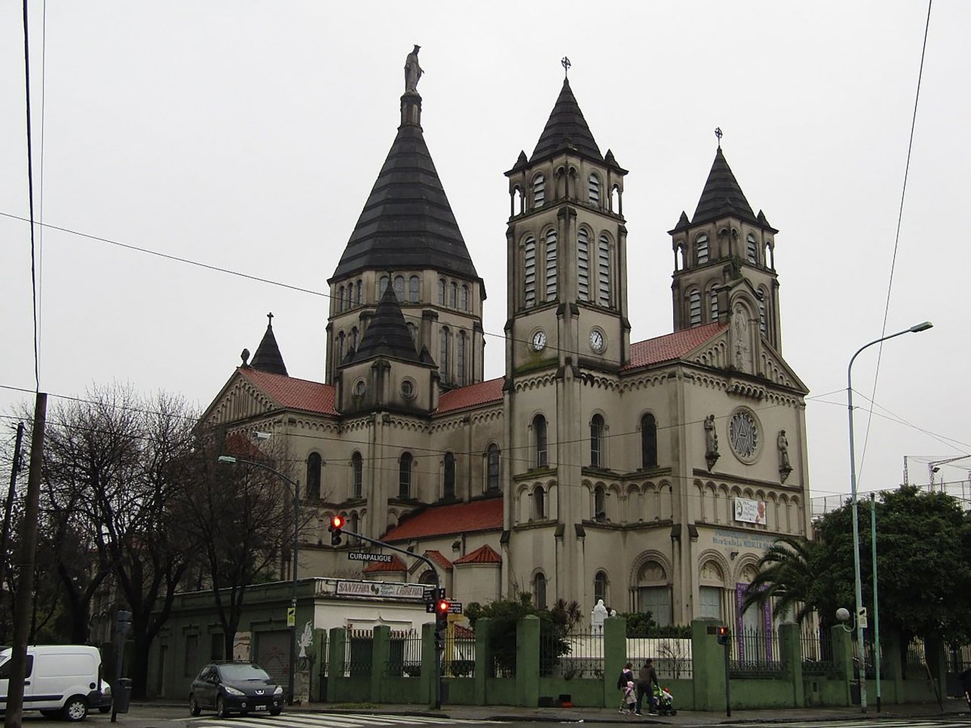 La parroquia De la Medalla Milagrosa se encuentra próxima al parque Chacabuco y fue inaugurada en 1934