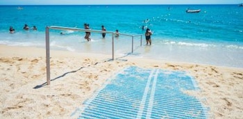 Praia de Badalona com grades