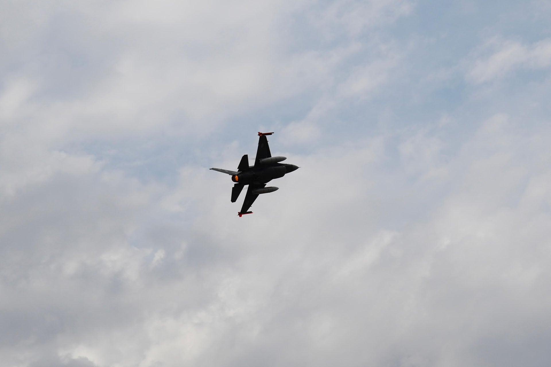 Uno de los seis F-16 que hicieron un vuelo rasante sobre la Casa Rosada