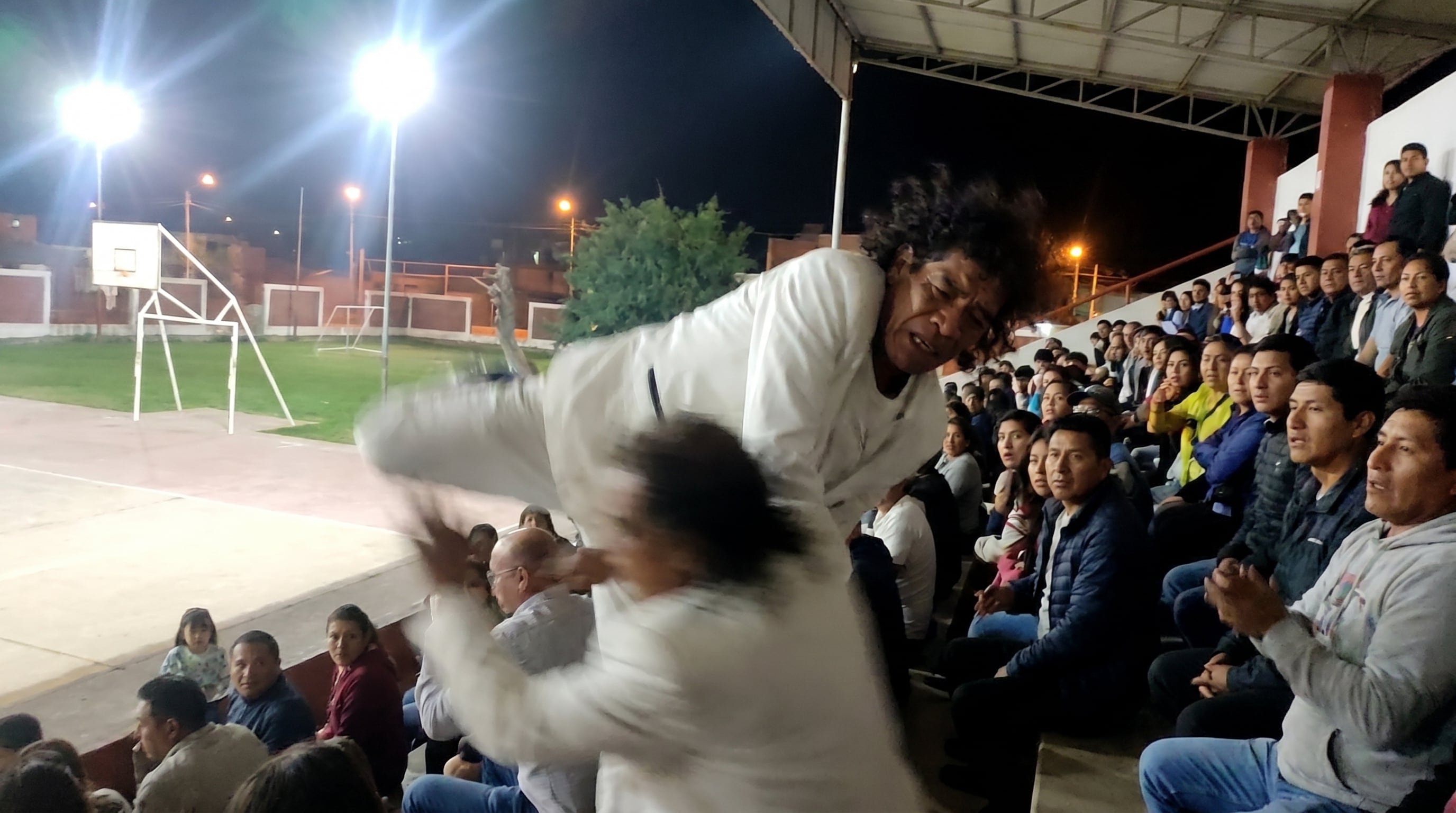 Cachay sufrió fractura en la mano tras agresión de expolicía y necesita  operación de emergencia: “Casi caigo de cabeza” - Infobae