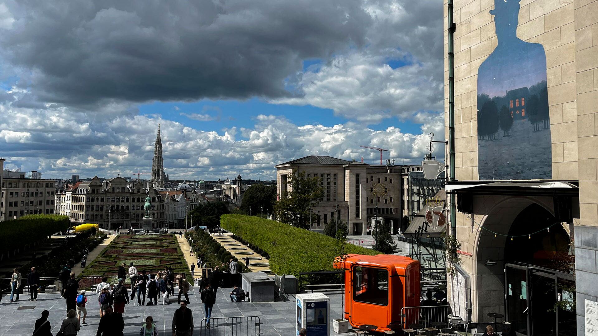 El hombre del bombín, de Magritte, proyectado en Bruselas.
