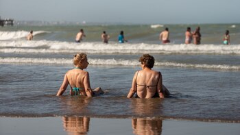 Tomar sol y meterse en