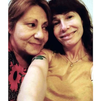 Gloria Carrá y su hermana