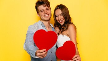 Parejas festejan con flores, regalos