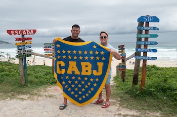 Dos hinchas de Boca Juniors en la previa del partido ante Vasco da Gama, en la playa de Copacabana, Río de Janeiro (Foto: Infobae/Jaime Olivos)