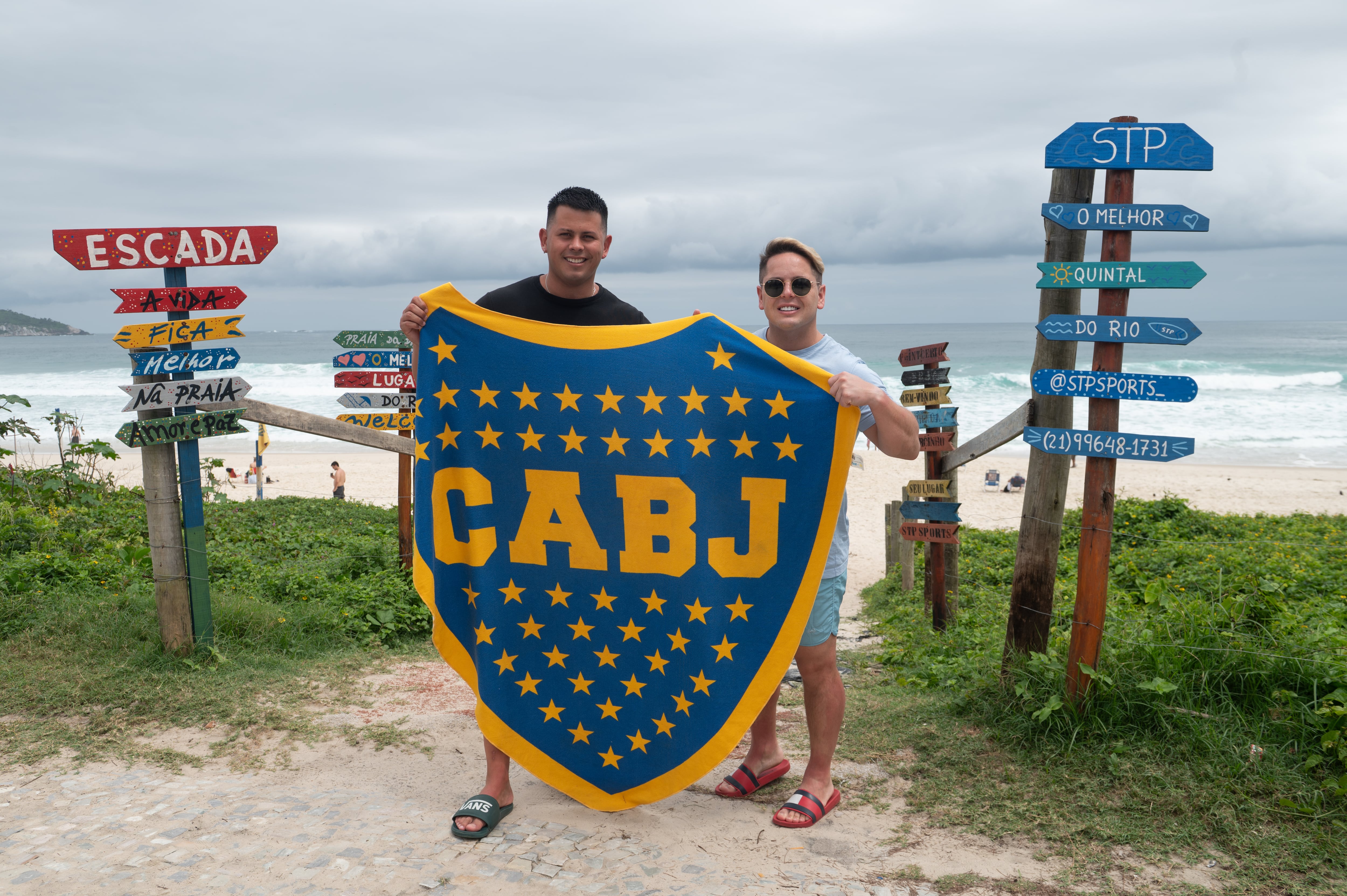 Dos hinchas de Boca Juniors en la previa del partido ante Vasco da Gama, en la playa de Copacabana, Río de Janeiro (Foto: Infobae/Jaime Olivos)