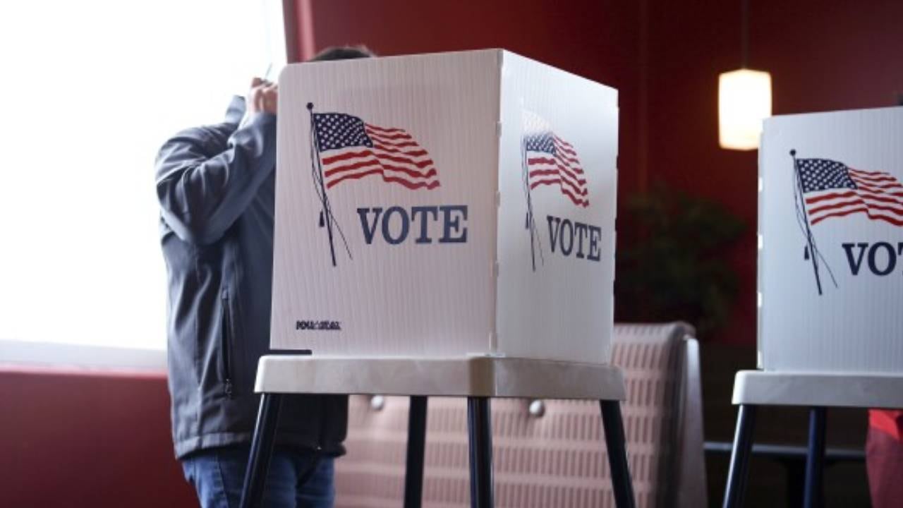 Más de 2,6 millones de electores depositaron su voto anticipado o por correo antes de la jornada del 3 de noviembre (Associated Press)