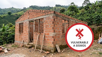 Casa de ladrillos sin terminar en un terreno montañoso y un gráfico circular con el texto VULNERABLE A SISMOS y una equis roja.
